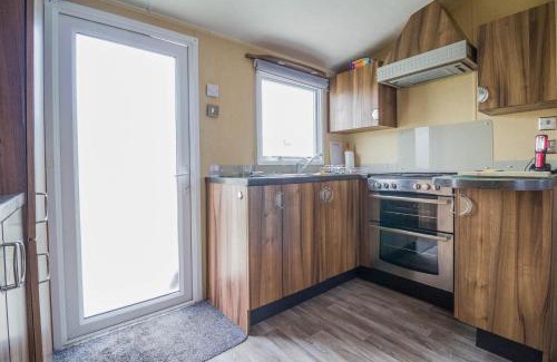Clacton-on-Sea Other | Beautiful 6 Berth Caravan With Decking At Valley Farm Holiday Park Ref 46736V