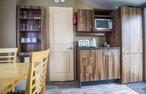 Clacton-on-Sea Other | Beautiful 6 Berth Caravan With Decking At Valley Farm Holiday Park Ref 46736V