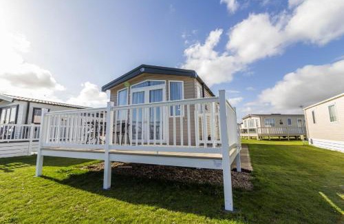 Pakefield Other | Beautiful 6 Berth Caravan With Full Sea Views For Hire In Suffolk Ref 68004Cr