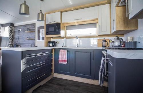 Pakefield Other | Beautiful 6 Berth Caravan With Full Sea Views For Hire In Suffolk Ref 68004Cr