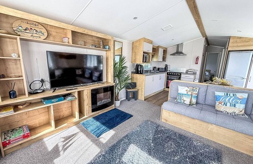 Hopton House | Beautiful 6 berth caravan with decking in Norfolk ref 89001MV