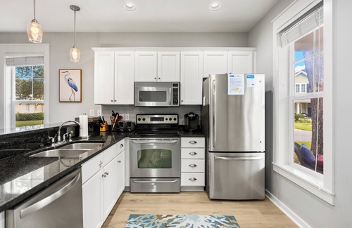 Laurel Grove House | Beautiful - 6 pax Golf Cart w optional 4 pax, Pool, HotTub, Gym, Pet Friendly