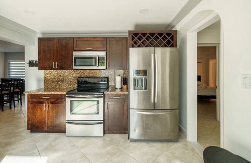 Hialeah Villa | Beautiful 7-Bedroom Villa with Pool