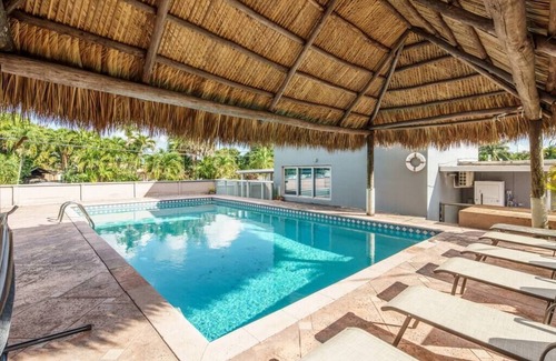 Hialeah Villa | Beautiful 7-Bedroom Villa with Pool