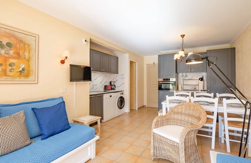 Les Issambres Apartment | Beautiful apartment for 6 people with A/C, pool, WIFI, TV, terrace and parking