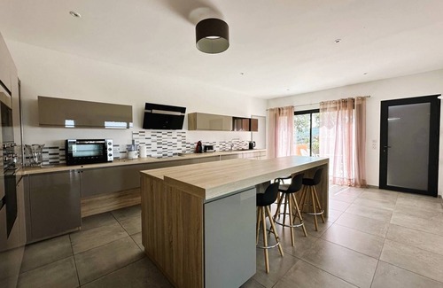 La Londe-les-Maures House | Beautiful air-conditioned villa for 6 people with pool and stunning sea view in La Londe les Maures