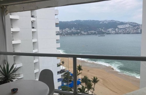 Club Deportivo Apartment | Beautiful apartment on the beach overlooking the beautiful Acapulco Bay.