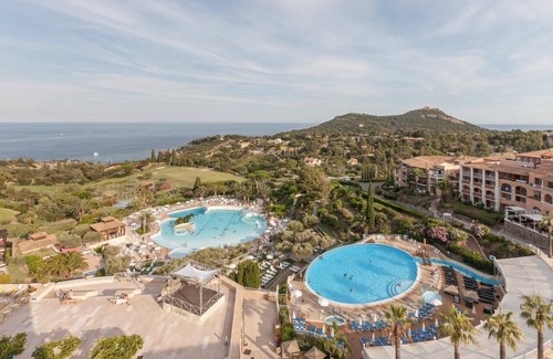 Le Dramont Apartment | Beautiful air-conditioned and renovated garden level Cap Esterel