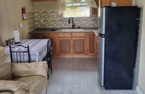 Maxwell House | Beautiful Air Conditioned Cottage