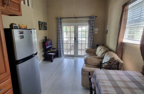 Maxwell House | Beautiful Air Conditioned Cottage