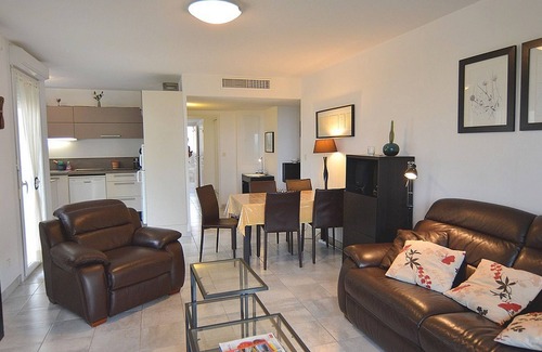 Meze Apartment | Beautiful air-conditioned apartment in Mèze with parking and beach access