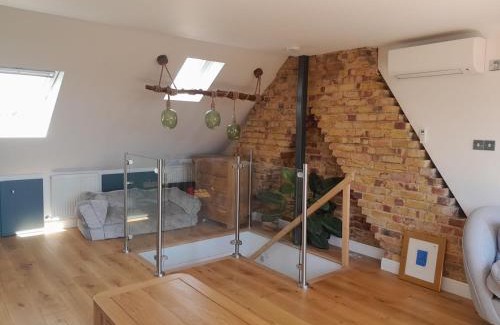 Tudor House | Beautiful airy house by river