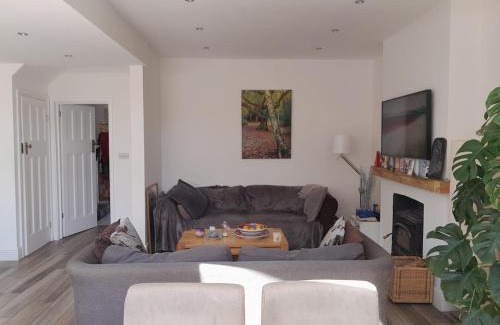 Tudor House | Beautiful airy house by river