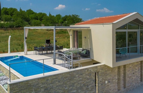 Brkac Cabin | Beautiful and modern villa with pool for 9 people near Motovun