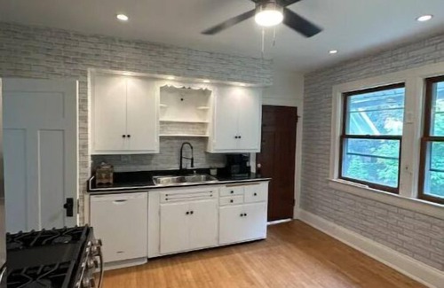 Upper East Side Apartment | Beautiful and Spacious 3BR plus Garage
