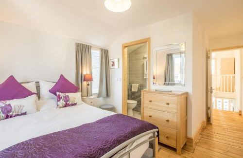 Cambridge House | Beautiful and Spacious Cambridge Home with Free Parking & Garden!