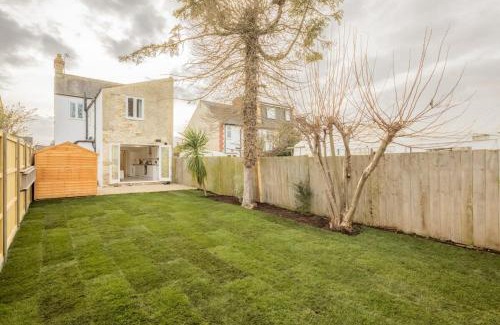Cambridge House | Beautiful and Spacious Cambridge Home with Free Parking & Garden!