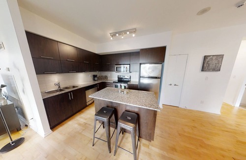 Downtown Toronto Apartment | Beautiful and Stylish 2 BR Condo in DT Toronto