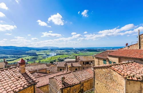 Casale Marittimo Apartment | Beautiful apartment for 6 people with pool, WIFI, TV, patio and pets allowed