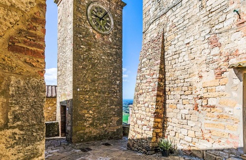 Casale Marittimo Apartment | Beautiful apartment for 6 people with pool, WIFI, TV, patio and pets allowed