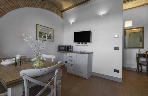 Monteriggioni Apartment | Beautiful apartment for 2 guests with WIFI, pool, A/C, TV and pets allowed, close to Siena