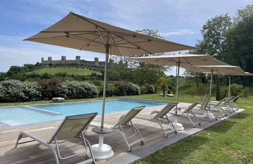 Monteriggioni Apartment | Beautiful apartment for 2 guests with WIFI, pool, A/C, TV and pets allowed, close to Siena