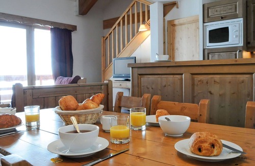 La Toussuire Apartment | Beautiful apartment for 8 people with WIFI, pool, TV, balcony and pets allowed