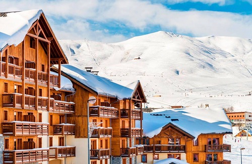 La Toussuire Apartment | Beautiful apartment for 8 people with WIFI, pool, TV, balcony and pets allowed