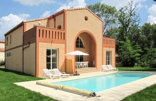Pont-de-Larn House | Beautiful apartment in villa for 8 guests with private pool, TV, terrace, pets allowed and parking