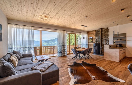 Pfarrwerfen House | Beautiful apartment in villa for 4 guests with WIFI, hot tub, TV, balcony, pets allowed and park.