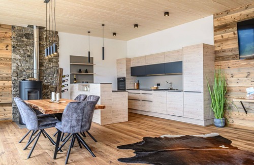 Pfarrwerfen House | Beautiful apartment in villa for 4 guests with WIFI, hot tub, TV, balcony, pets allowed and park.