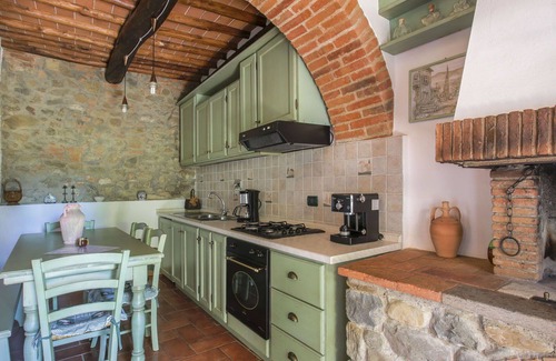 Montevarchi Villa | Beautiful apartment in villa for 4 guests with WIFI, pool, TV, patio, pets allowed and parking