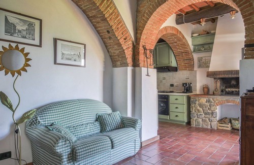Montevarchi Villa | Beautiful apartment in villa for 4 guests with WIFI, pool, TV, patio, pets allowed and parking