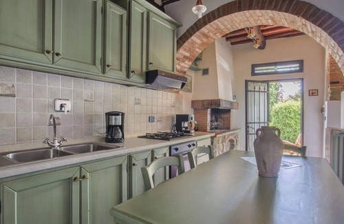Montevarchi Villa | Beautiful apartment in villa for 4 guests with WIFI, pool, TV, patio, pets allowed and parking