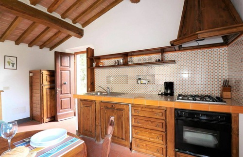 Roccastrada Villa | Beautiful apartment in villa for 4 guests with WIFI, pool, TV, patio and pets allowed