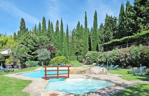 Roccastrada Villa | Beautiful apartment in villa for 4 guests with WIFI, pool, TV, patio and pets allowed