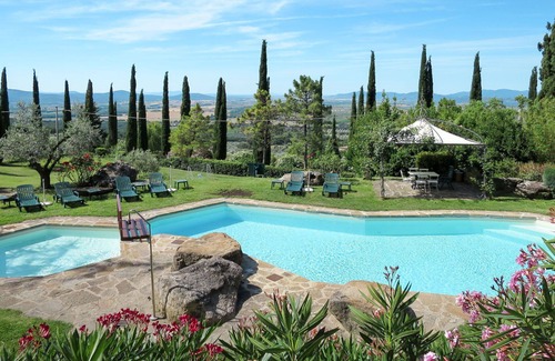 Roccastrada Villa | Beautiful apartment in villa for 4 guests with WIFI, pool, TV, patio and pets allowed