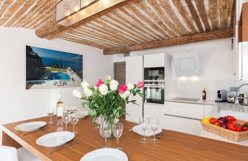 Antibes Old Town Apartment | 🏡 🏖️ Beautiful Apartment 1600 sqf with Sea View Terrace, Sauna and Hot Tub 🌞