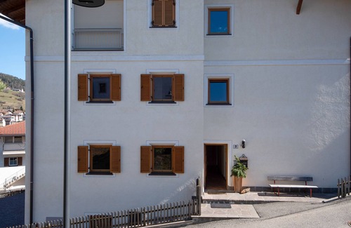 Lajen Apartment | Beautiful Apartment 7 "Zur Sonne" with Mountain View & Garden