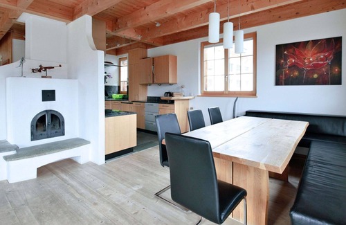 Grisons Apartment | Beautiful apartment for 10 guests with WIFI, TV, balcony and parking