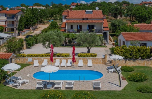 Brnobici Apartment | Beautiful apartment for 3 people with WIFI, pool, TV, terrace and parking