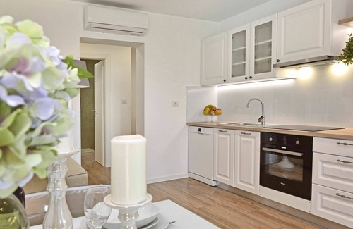 Kastelir-Labinci Apartment | Beautiful apartment for 6 people with A/C, pool, WIFI, TV, patio and parking