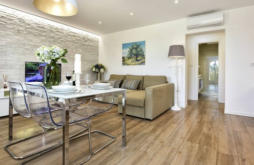 Kastelir-Labinci Apartment | Beautiful apartment for 6 people with A/C, pool, WIFI, TV, patio and parking