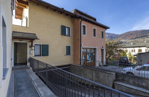 Bormio Apartment | Beautiful apartment for 5 people with hot tub, WIFI, TV, balcony, pets allowed and parking
