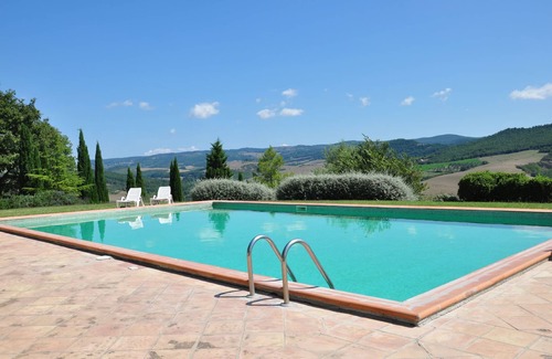 Il Poggio Apartment | Beautiful apartment for 4 guests with pool, WIFI, TV, pets allowed and panoramic view