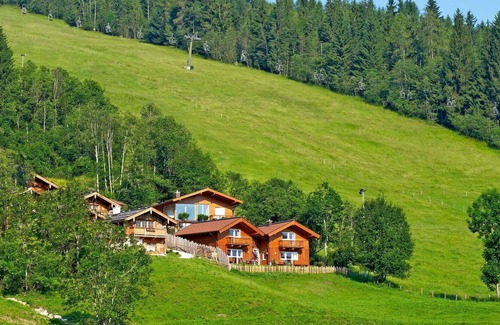 Hundsdorfl House | Beautiful apartment in villa for 8 guests with WIFI, TV, terrace, pets allowed and parking