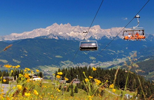 Hundsdorfl House | Beautiful apartment in villa for 8 guests with WIFI, TV, terrace, pets allowed and parking