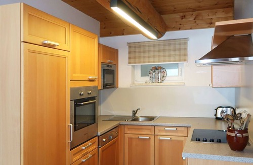 Hundsdorfl House | Beautiful apartment in villa for 8 guests with WIFI, TV, terrace, pets allowed and parking