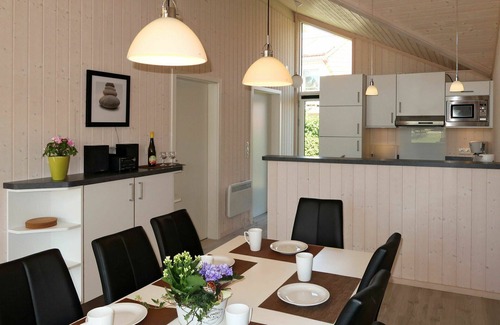 Grossenbrode House | Beautiful apartment in villa for 10 guests with WIFI, hot tub, TV, terrace, pets allowed and par.