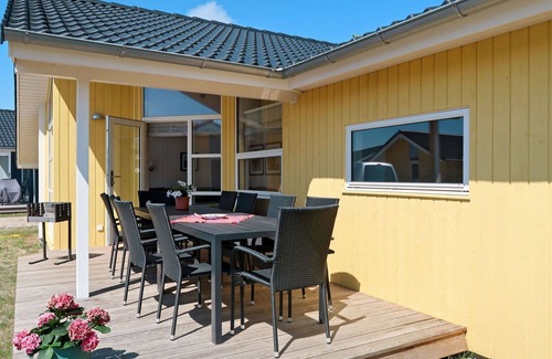 Grossenbrode House | Beautiful apartment in villa for 10 guests with WIFI, hot tub, TV, terrace, pets allowed and par.